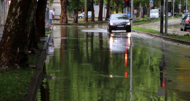 Jako nevrijeme pogodilo Mostar: Vjetar lomio grane, 'gurao' kontejnere po ulici...