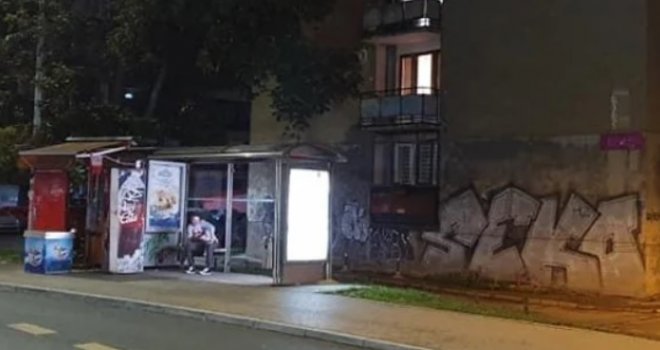 Migrant napao djevojku na trolejbuskoj stanici na Grbavici, prišao joj s leđa i oteo mobitel!