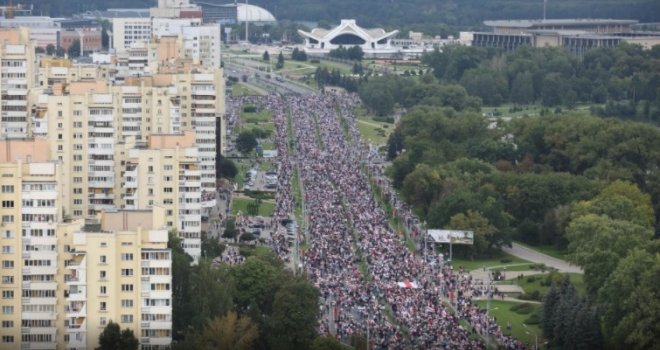 Hiljade demonstranata idu ka Lukašenskovoj rezidenciji: Policija spremila vodene topove i bodljikavu žicu...