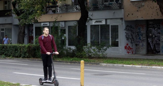 Na ulicama puno romobila, zakoni u BiH još nisu doneseni, koristi ih kako ko hoće