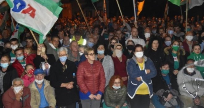 Mnogi bez maske, a distance 'ni na mapi': Predizborna kampanja SDA u punom jeku, niko ne mari za naredbe!