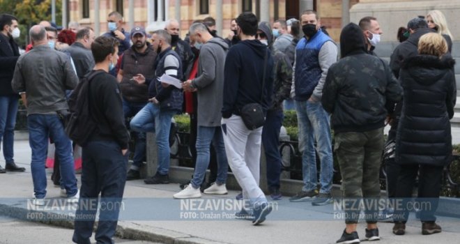 U Banjaluci protest zbog novih mjera: Radnicima u ugostiteljstvu prijete otkazi, roditelji žele djecu u školama