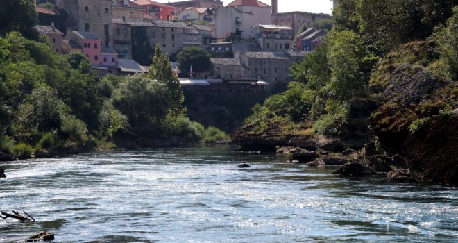 Uhapšen osuđenik koji je danas tokom bjekstva skočio u Neretvu