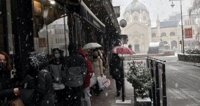 Veliko interesovanje za Buybookovu Noć knjige: Red ispred knjižare, topli napici za one koji čekaju