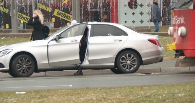 Blokiran saobraćaj u Sarajevu, Mercedes parkiran na šinama! Žena išla u kupovinu, policajci je pokušavali pronaći