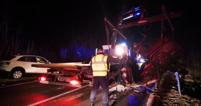 U nesreći kod Mostara dvije osobe poginule, četiri povrijeđene, među njima i dvoje djece