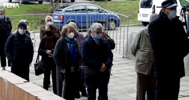 Vakcinisanje po principu 'Poslao me Asim': Iznose vakcine na parking Zetre, neke uvode na drugi ulaz!