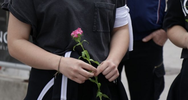 Oni koji su Prijedorčane tjerali da nose bijele trake, danas im to iz istih fašističkih razloga brane