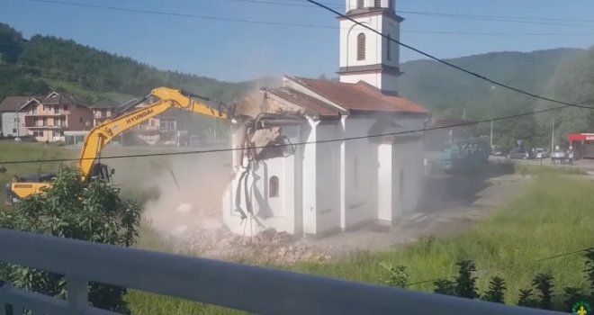 Kamera zabilježila sve - srušena je crkva u avliji nane Fate! Kćerka kaže: 'Majci nije dobro, treba joj pomoć!'