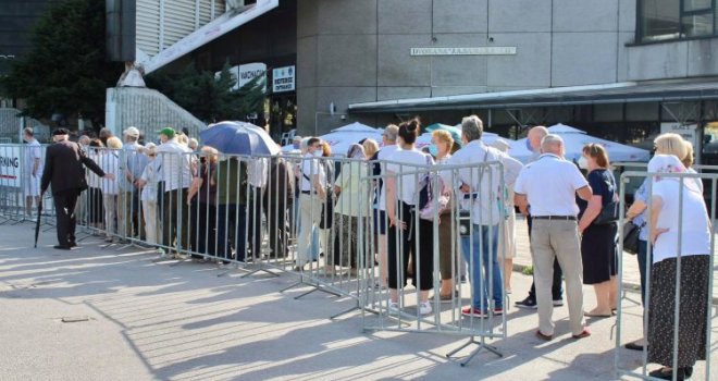 U Sarajevu danas revakcinacija Pfizerom, građani pristižu pred Zetru