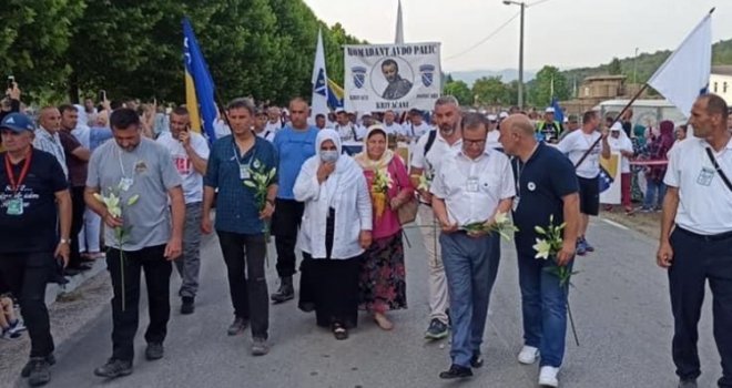 I premijer Novalić sa učesnicima Marša mira stigao u Memorijalni centar u Potočare