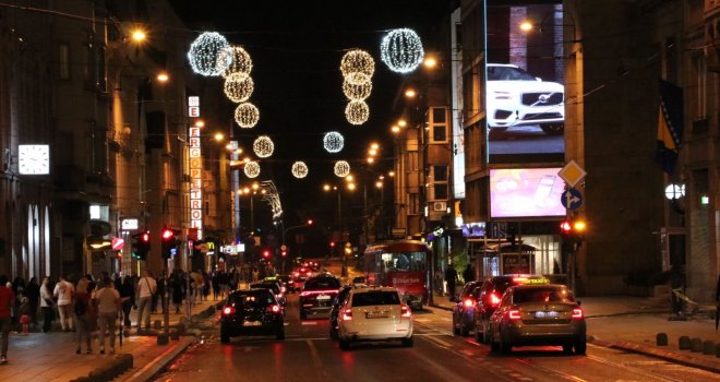 Centar Sarajeva sada izgleda drugačije: Svijetleće kuglice povodom Kurban Bajrama u ulicama Ferhadija i Maršala Tita