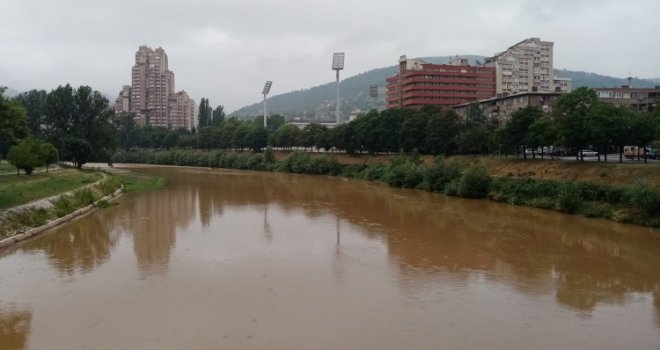 Posljedice padavina u ZDK: Nanosi šljunka, začepljeni odvodi, poplavljena dvorišta...