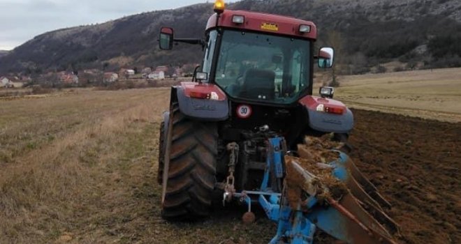 Jedna osoba poginula nakon pada s traktora, vozač uhapšen