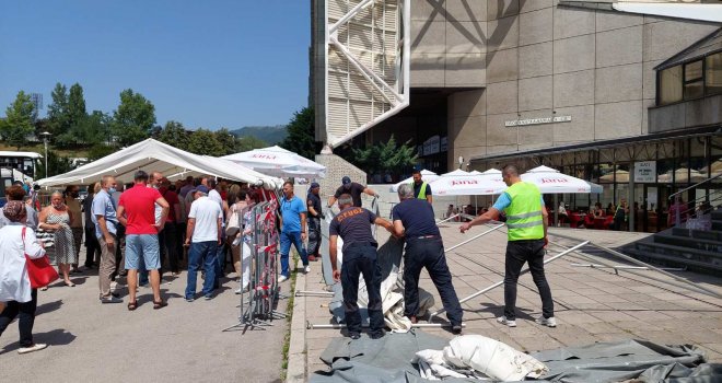 Tunel od šatora ispred ulaza u Zetru za potrebe masovne imunizacije: Najavljuju gužve i ekstremne vrućine