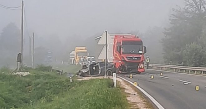 Tragična saobraćajna nesreća kod Maglaja: Poginule dvije osobe, treća prevezena u zeničku bolnicu