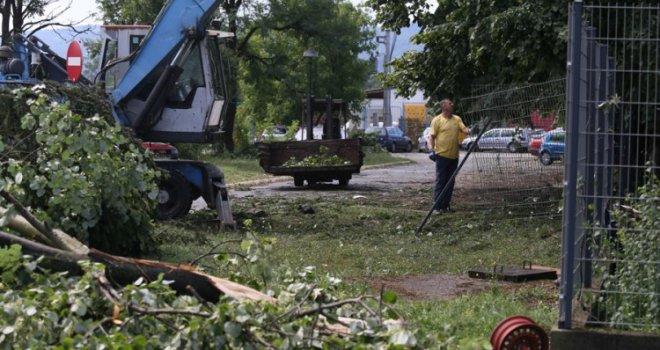 Jako olujno nevrijeme širom BiH nanijelo veliku štetu: Vjetar odnosio krvove, čupao drveće...