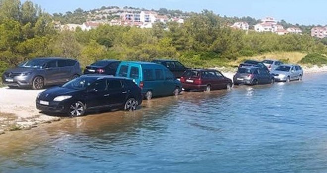 Ovako se parkiraju 'genijalci' na Jadranu: 'Bila je oseka, kaznu im može napisati samo lučka uprava'