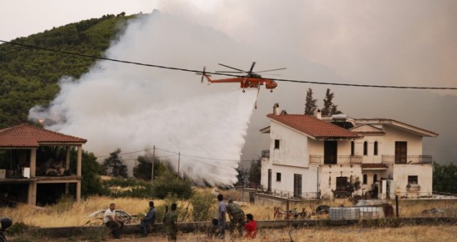 Vatrogasci se bore s požarom na grčkom otoku Evia, uništeno na stotine kuća