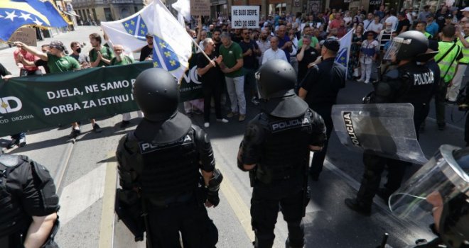 Detalji sa 'Anti LGBT' protesta u Sarajevu: 'Nećemo njihov način života koji nam agresivno i radikalno nameću!'