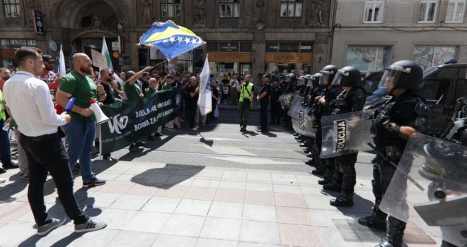 Otkud roza zastava s polumjesecom na 'Anti-LGBT' protestu u Sarajevu?!