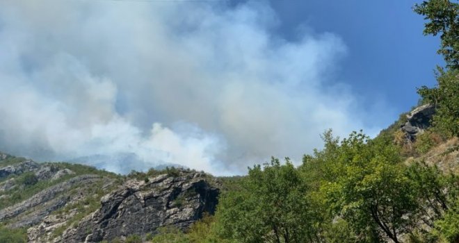 Situacija u Jablanici izmiče kontroli, požar se širi prema Mostaru: Vatra prijeti da ugrozi i nacionalni park Blidinje