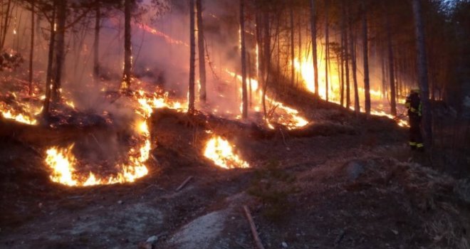 Vatrena stihija se tijekom noći proširila: Ugrožene kuće u Donjoj Jablanici