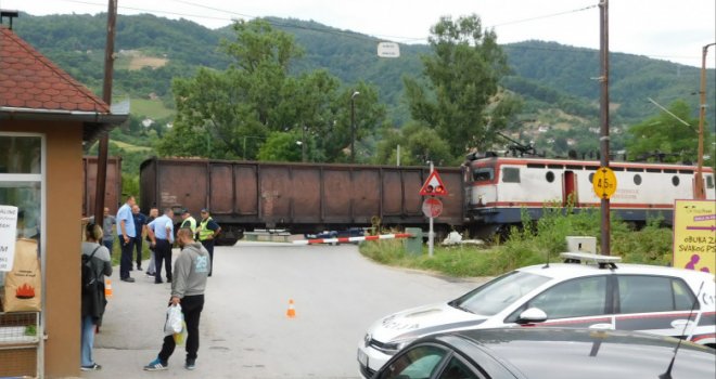 Teretni voz udario dječaka u Semizovcu, teško je povrijeđen