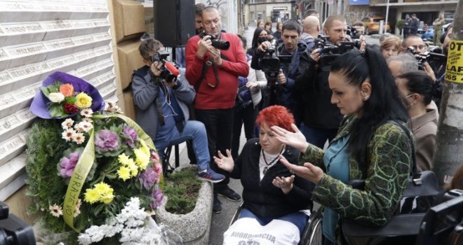 Cvijeće, Fatiha i minuta šutnje za ubijene kod Gradske tržnice