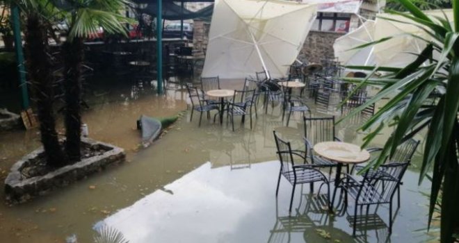 Snažno nevrijeme u Trebinju: Ulice pod vodom, vjetar i grad napravili haos