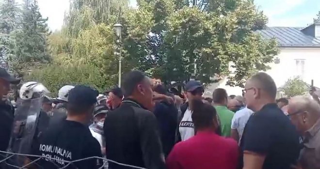 Protesti u Cetinju: Demonstranti srušili ogradu na Dvorskom trgu i uzvikuju 'Haj'mo, bravo!'