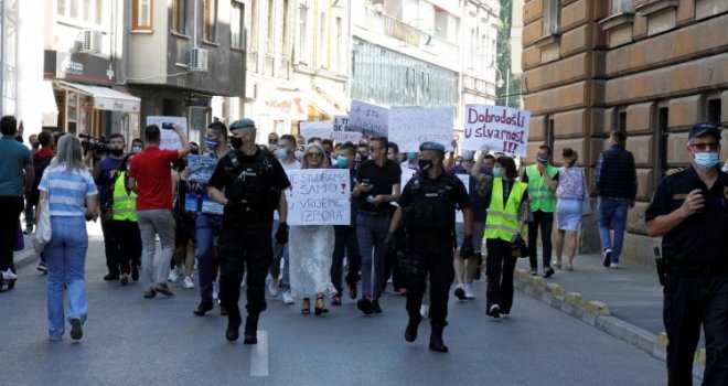 Studenti UNSA nezadovoljni uvjetima studiranja izašli na mirne proteste: 'Ne čujemo vas, slaba konekcija'