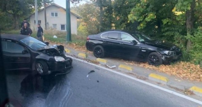 Sudarila se tri automobila na Kobiljoj Glavi, jedno vozilo potpuno uništeno, dok je jedna osoba povrijeđena