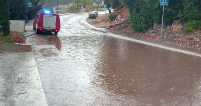 Obilne kiše poplavile poslovne prostore i ulice u Neumu, aktivirali se odroni