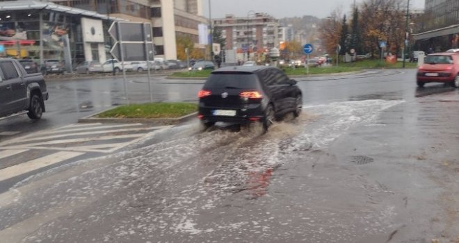 Obilna kiša začepila šaht na kružnom toku Pofalići, brzom intervencijom problem riješen...   