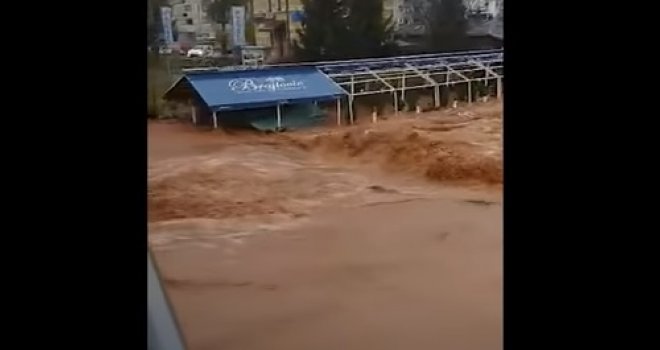 Zabrinjavajući snimci: Nabujala Željeznica poplavila restoran 'Brajlović' na Ilidži