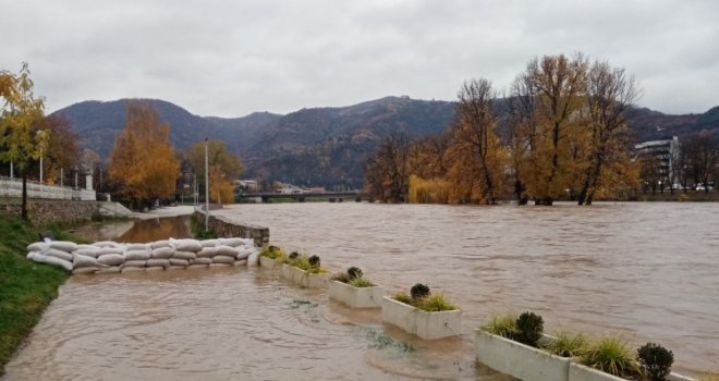 Bosna se izlila u nekoliko gradova ZDK-a, na terenu bile sve raspoložive snage, od jutros se povlači u korito