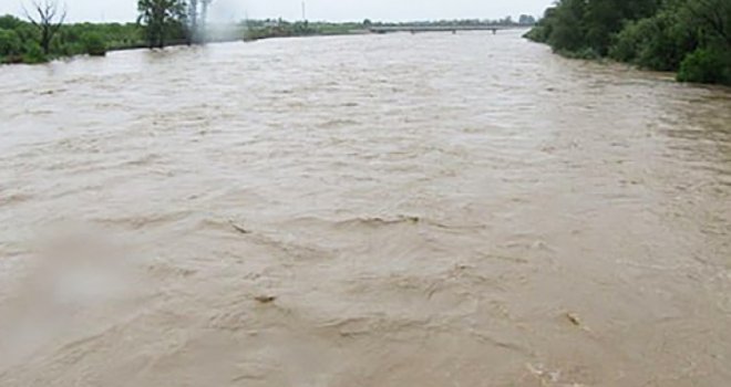 Dvojica radnika upali u rijeku Bosnu, voda ih je nosila prema Žepču, u toku potraga