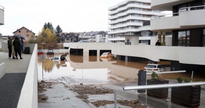 Nivo Željeznice se smanjuje, voda se povlači u korito 