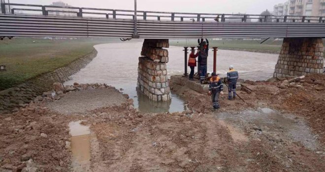 Počeo se urušavati: Danas sanacija stuba ispod pješačkog mosta na Ilidži