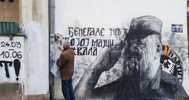 Bačena crna boja na mural Ratku Mladiću u Beogradu