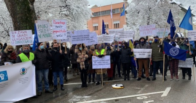 'Hoćemo veće plate... Forto, vrati nam pare!': Protesti sindikalista ispred Vlade KS