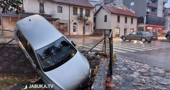  Vozač zaspao za volanom i s golfom završio u dvorištu porodične kuće