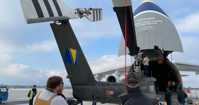 Helikopteri Huey II za OSBiH dopremljeni na sarajevski aerodrom