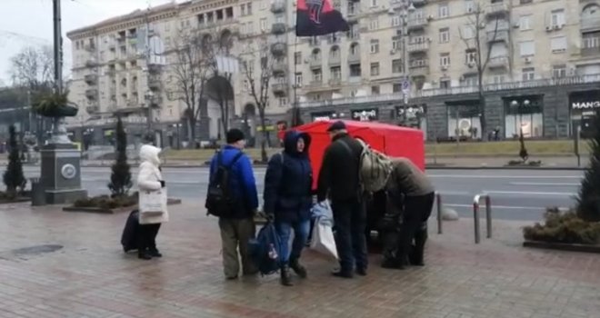 Ljudi napuštaju Kijev: U gradu se čuju sirene, Ukrajinci se mole na ulicama, saobraćajnice zakrčene...