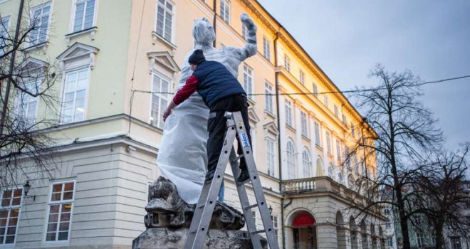 Stanovnici Lavova, kulturne prijestolnice Ukrajine, omotavaju spomenike pjenom otpornom na vatru