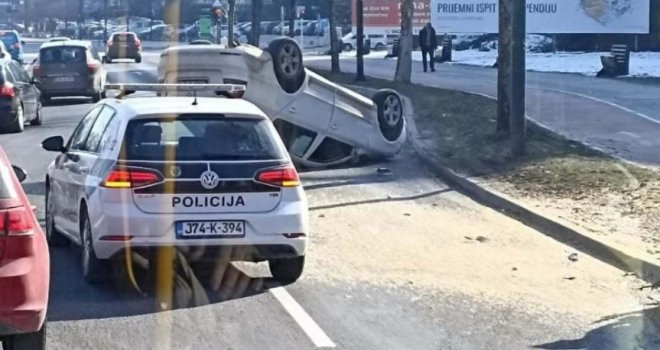 Užasna scena potresla Sarajlije: U nesreći jedno vozilo završilo na krovu, a drugo...