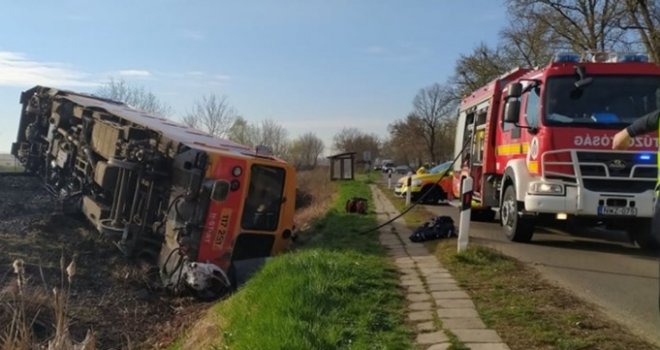 U Mađarskoj kamion udario u voz i izbacio ga iz tračnica, više osoba poginulo