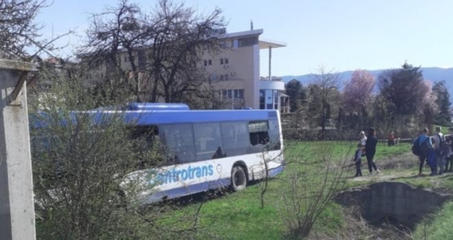 Nakon sudara autobusa i automobila u Rajlovcu: Osmero djece prevezeno u KCUS, poginuo vozač Passata