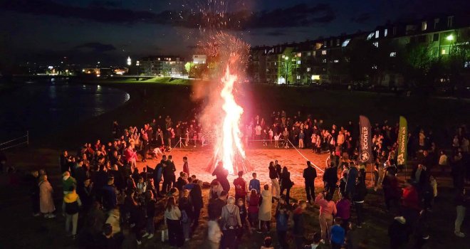 Na Ilidži ponovo gorile prvomajske vatre, stigla i gradonačelnica Karić